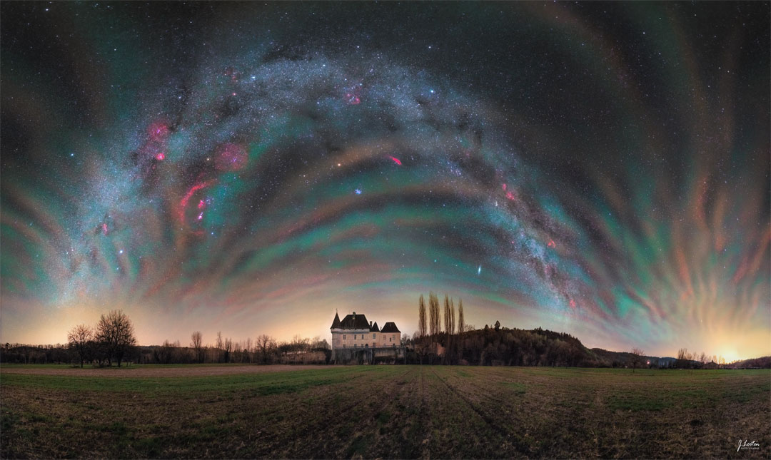 The sky over a picturesque chateau in France is shown featuring
colorful airglow all around. Identifiable in the background night sky 
are objects that include the Orion Nebula, Sirius, Mars, and an 
arching band of our Milky Way Galaxy.
Please see the explanation for more detailed information.